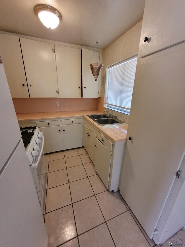 Building Photo - 276 S 17th Ave