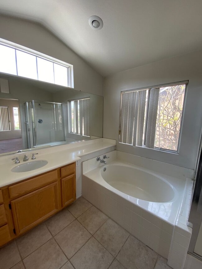 Building Photo - 3 Bedroom/2.5 bath - SFR Available August ...