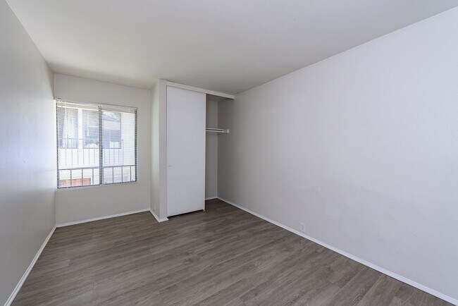 Building Photo - Amazing, Quiet University City Condo For Rent
