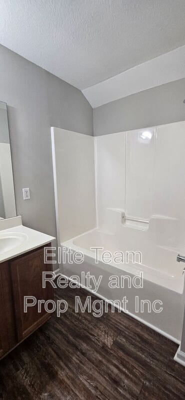 Building Photo - 2715 Meadow Knoll Dr