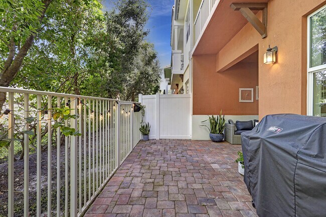 Building Photo - 100 NW 69th Cir