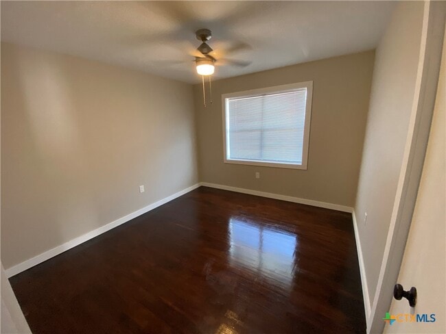 Building Photo - 702 E Stayton Ave