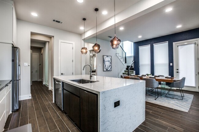 Building Photo - 7021 Royal View Dr