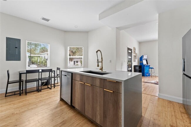 Building Photo - 680 25th Ave S