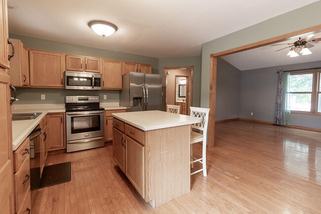 Building Photo - 1302 Look Out Ct