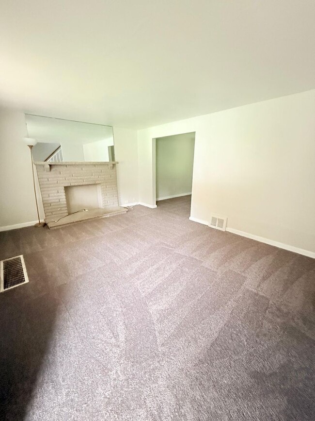 Building Photo - Freshly Painted 3BD/1.5BA Single Family Ho...