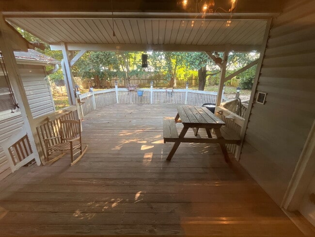 Building Photo - Location is Everything! Close to Downtown and all that it has to offer! Shopping, Restaurants, Pa...