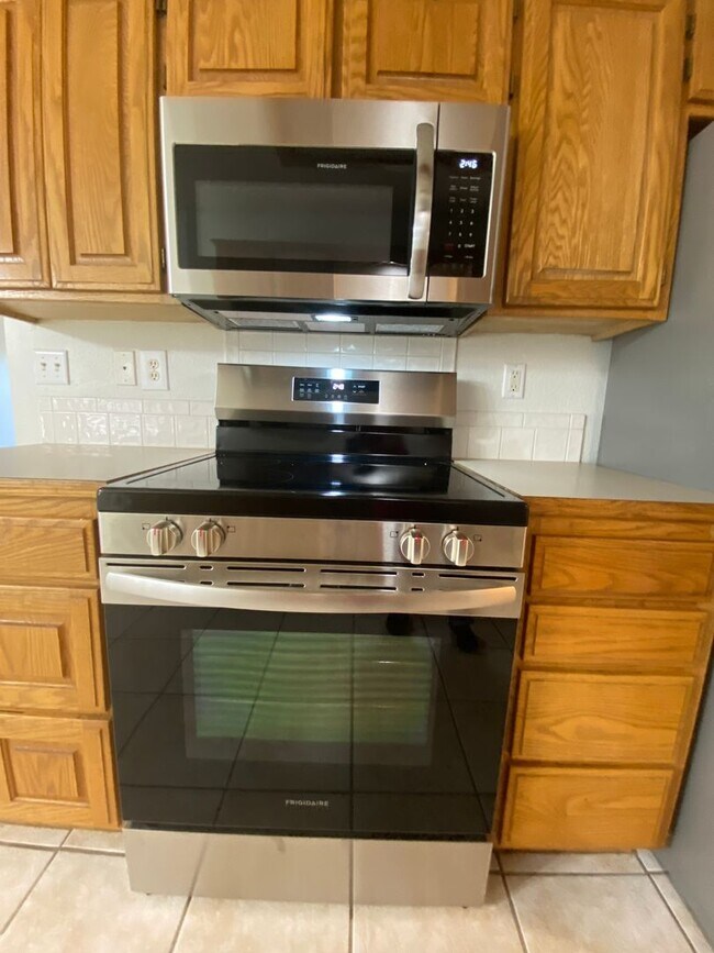 Building Photo - 3 Bedroom House Fayetteville AR- Pets Welcomed!