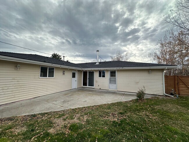 Building Photo - Vintage Character, Modern Finishes! Spacio...