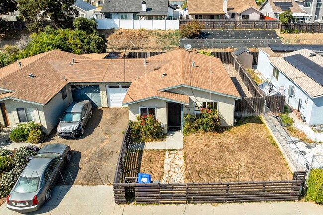 Building Photo - Charming Oceanside Retreat Near Camp Pendleton