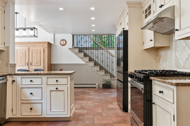 Building Photo - 106 Fieldstone Estates Rd