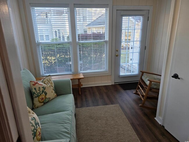 Building Photo - 1 Club Cir