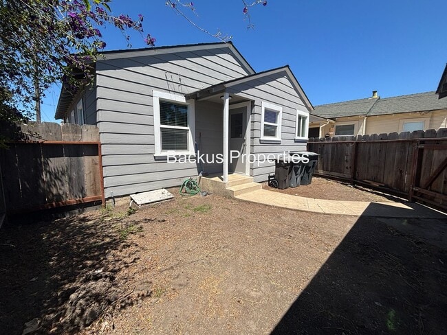 Building Photo - Newly remodeled cottage in South Salinas