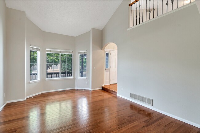 Building Photo - 2152 Holyoke Ln