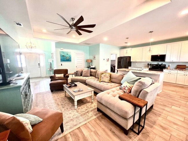 Building Photo - 5402 Pinetree Ave