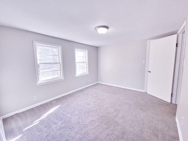 Building Photo - 5 Bedroom 2 Bathroom