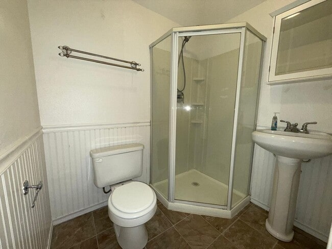 Building Photo - Spacious Tri-Level Home for Rent in Tooele...