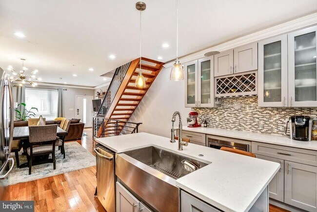 Building Photo - 1945 Watkins St