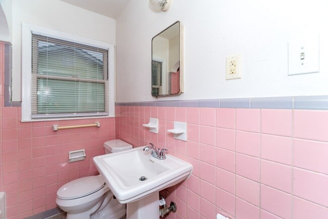 Building Photo - TERRELL HEIGHTS DUPLEX - ALAMO HEIGHTS I.S.D.