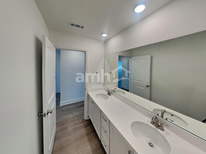 Building Photo - 204 Argea Dr