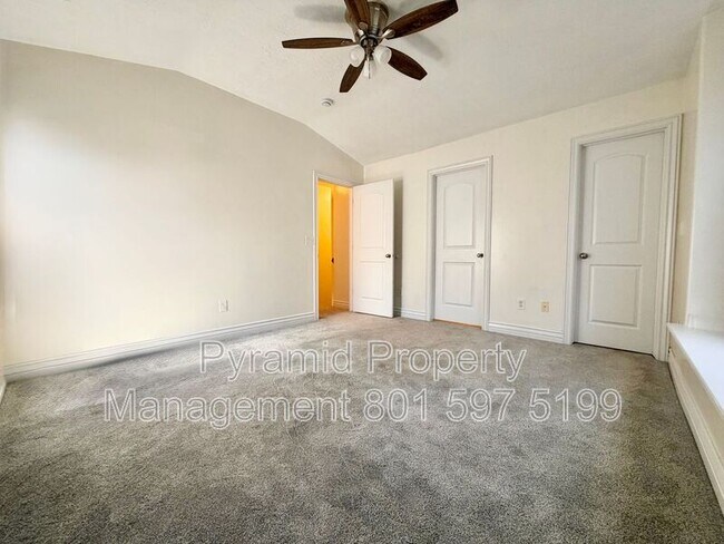 Building Photo - 6935 Traveler Ln
