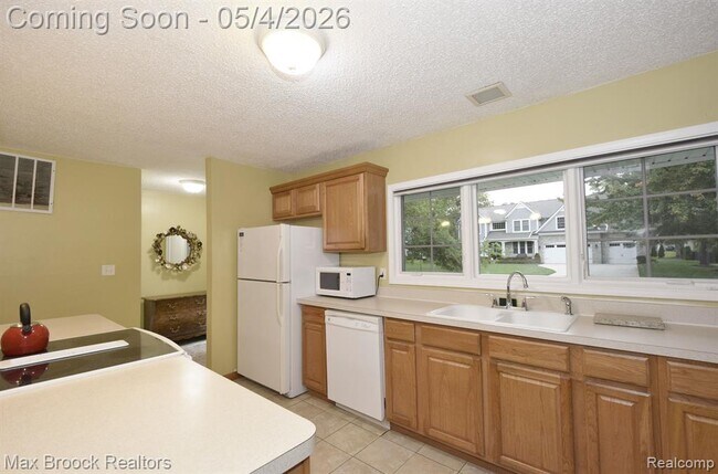 Building Photo - 2687 Heathfield Rd