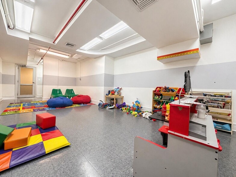 Building Photo - 323 W 96th St