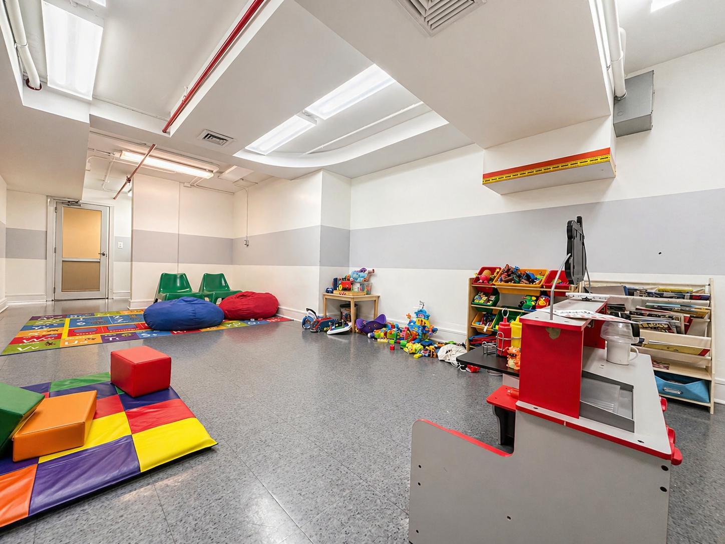 Building Photo - 323 W 96th St