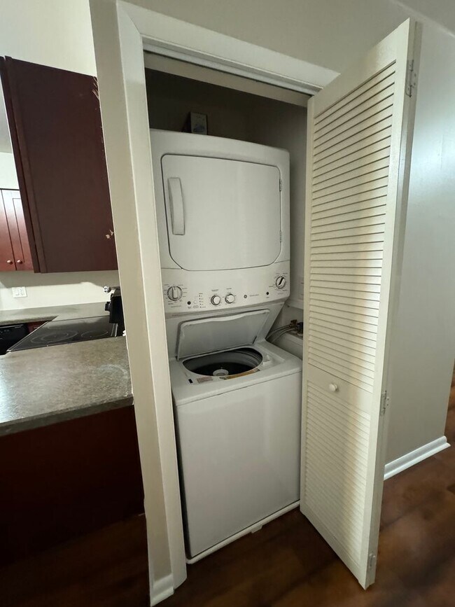 Building Photo - 400 Front St