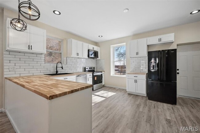 Building Photo - 816 McLaran Ave