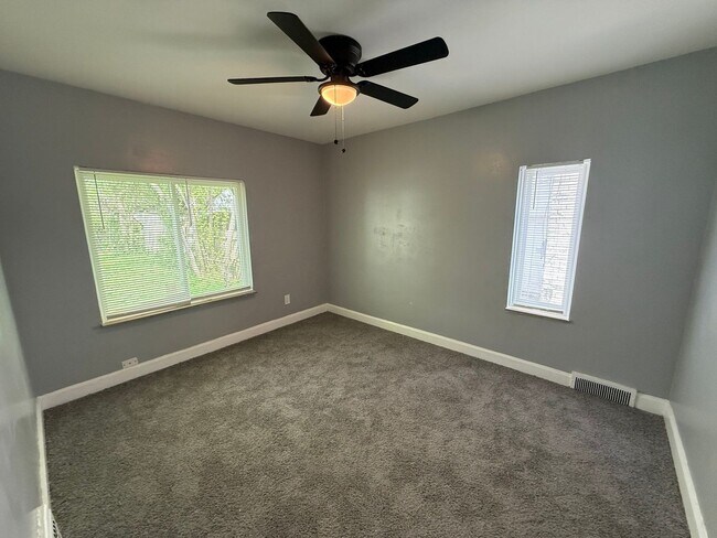 Building Photo - Renovated 2-Bedroom Home – We Welcome Sect...