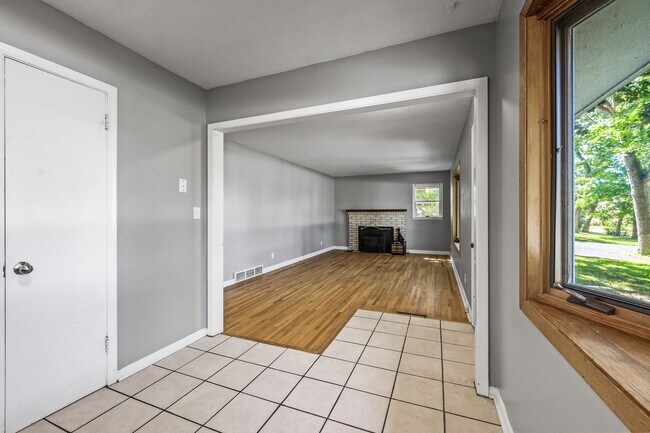 Building Photo - Gorgeous Shoreview House 3BR 1 Bath  Available Early May!