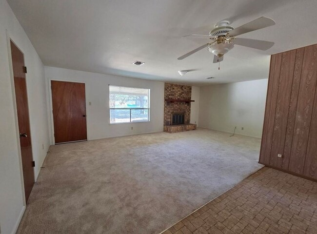 Building Photo - FOR LEASE!!