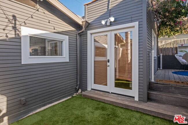 Building Photo - 1605 Cabrillo Ave