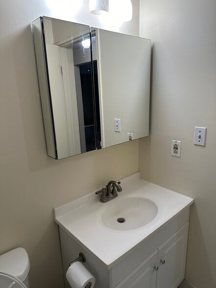 Building Photo - 9 Post Oak Ln