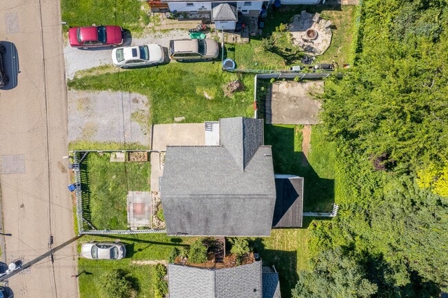 Building Photo - MOVE IN TODAY TO THIS UPDATED 3 BEDROOM HOUSE IN MOON TOWNSHIP! Move-in gift available, a brand-n...