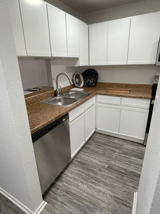 Building Photo - 3 BEDROOM CONDO BY UNT