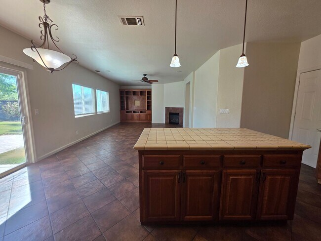 Building Photo - 3 bedroom with an extra office/den space in Modesto!