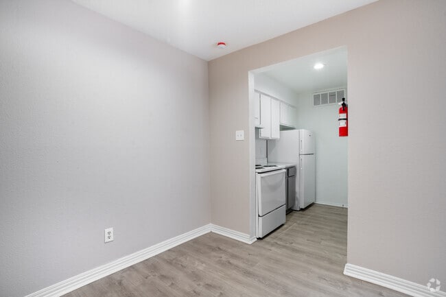 1BR, 1BA - 653SF - Dining Room - 8915 Broadway