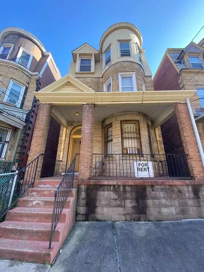Building Photo - Amazing Two Bedroom in Oakland with a Back Porch - A Perfect Univ. of Pitt Location! Call Today!