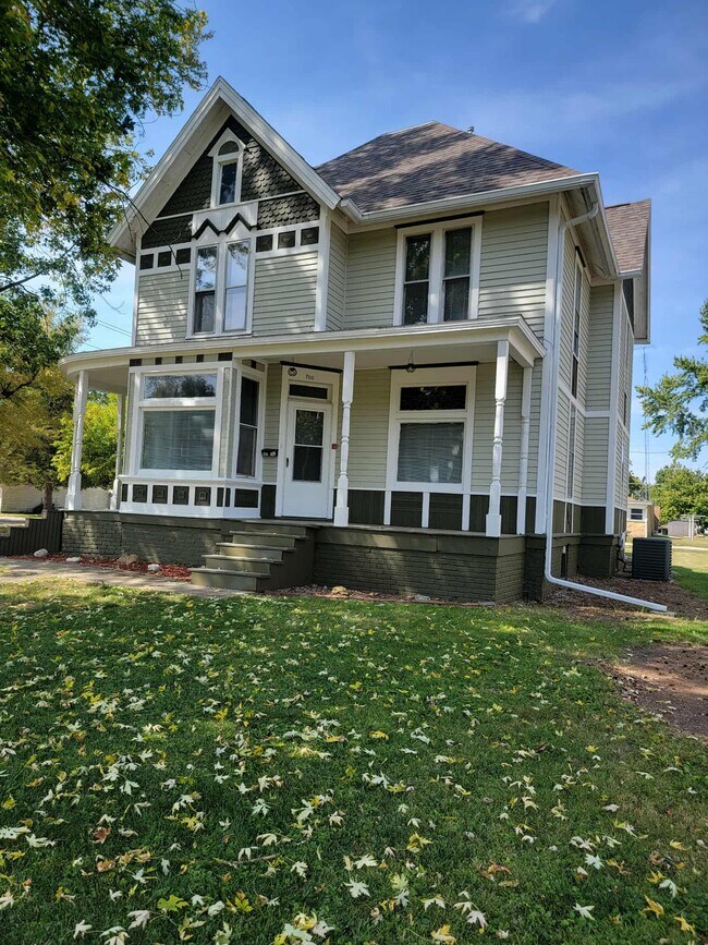 Building Photo - 700 N Main St