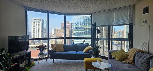 Building Photo - 33 W Delaware Pl