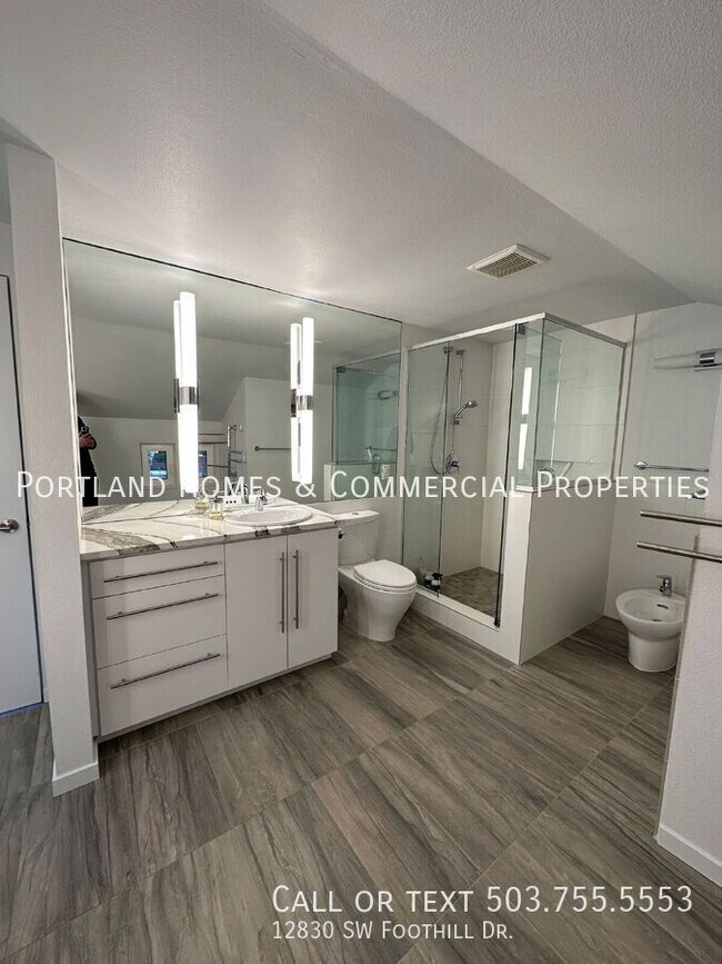 Building Photo - 12830 SW Foothill Dr