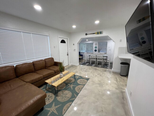 Building Photo - 2648 NE 15th Terrace