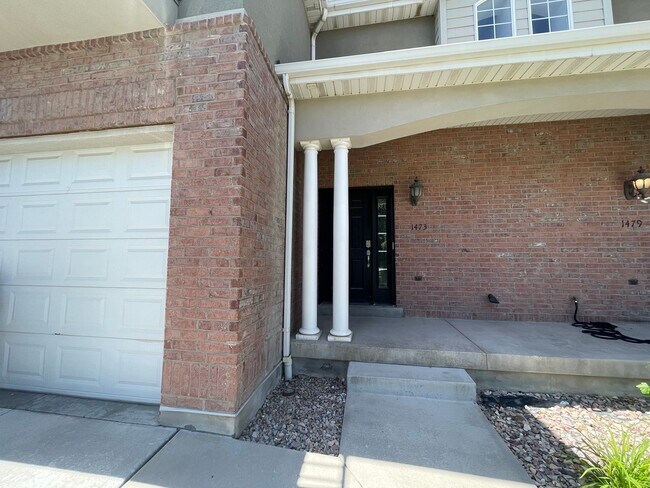 Building Photo - 4 bed 3 bath Townhome