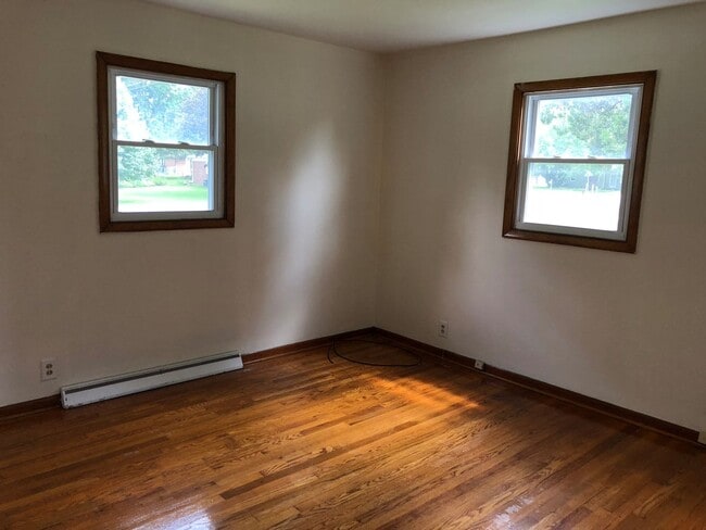 Building Photo - Comfy 2-Bedroom Home with Garage in Moline