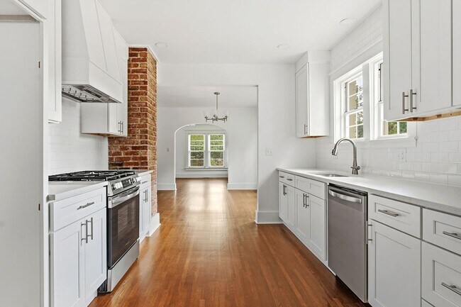 Building Photo - 601 E Delmar St