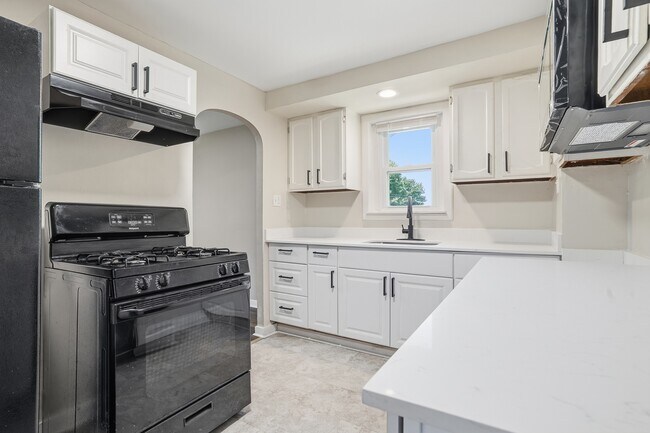 Building Photo - 624 Elm Dr