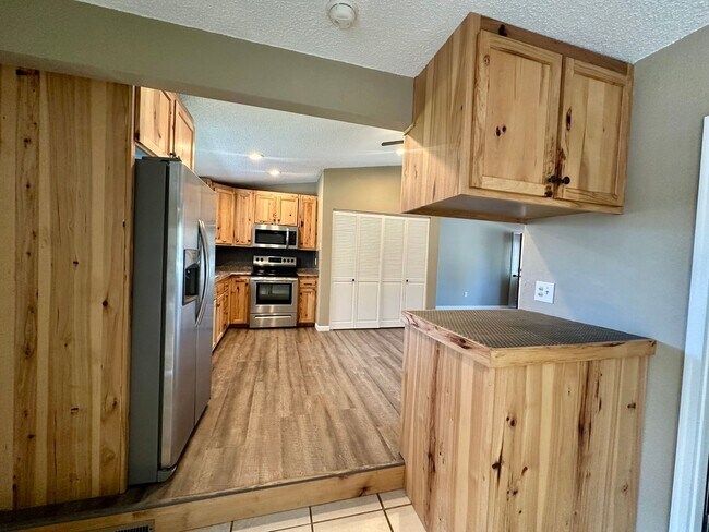Building Photo - Pet-Friendly 4 Bedroom Home with Fenced Yard & Air Conditioning