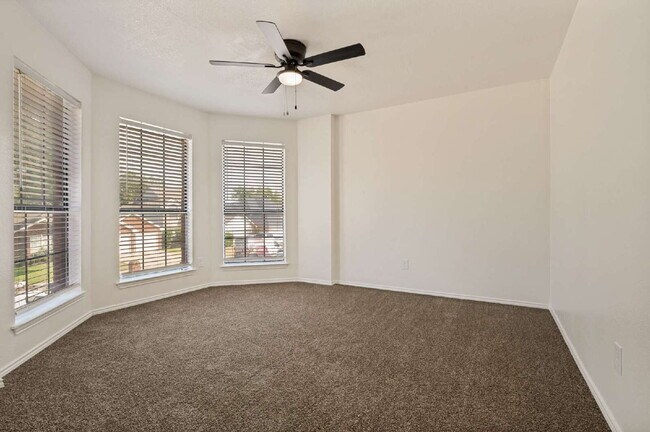 Building Photo - Completely Renovated Home in Arlington!